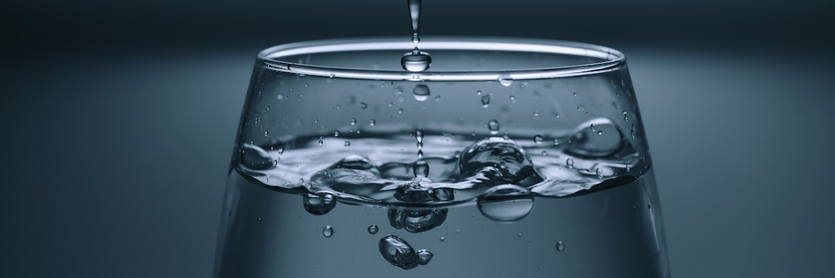 Czysta woda z filtra nablatowego